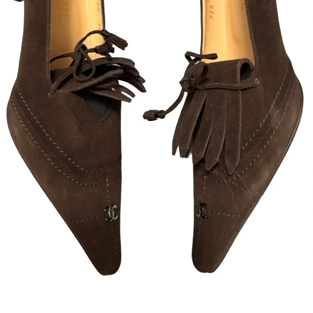 Chanel CC Fringed Suede Pumps EU 38 US 7.5 Brown Kitten Heel Classic Old Money